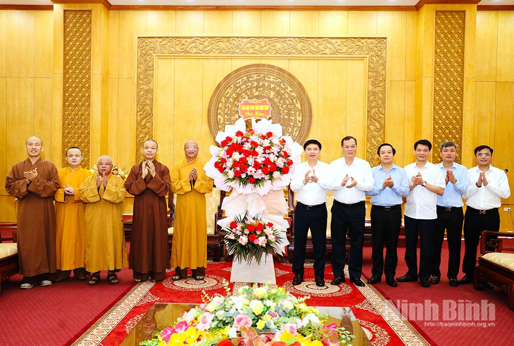Đoàn Ban Trị sự Giáo hội Phật giáo Việt Nam tỉnh Ninh Bình tặng hoa chúc mừng Tỉnh ủy nhân dịp thành lập tỉnh mới.