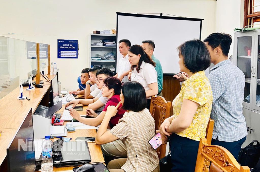 Không khí học tập khẩn trương, nghiêm túc tại Trung tâm phục vụ hành chính công phường Duy Hà sau giờ hành chính.