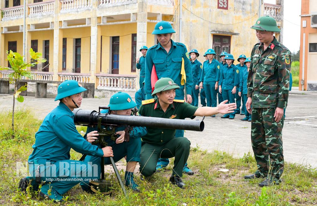 Cán bộ Bộ CHQS tỉnh hướng dẫn dân quân cơ động sử dụng súng DKZ trong huấn luyện chiến đấu tại đơn vị.