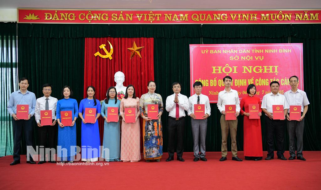 Đồng chí Giám đốc Sở Nội vụ trao các Quyết định về công tác cán bộ.