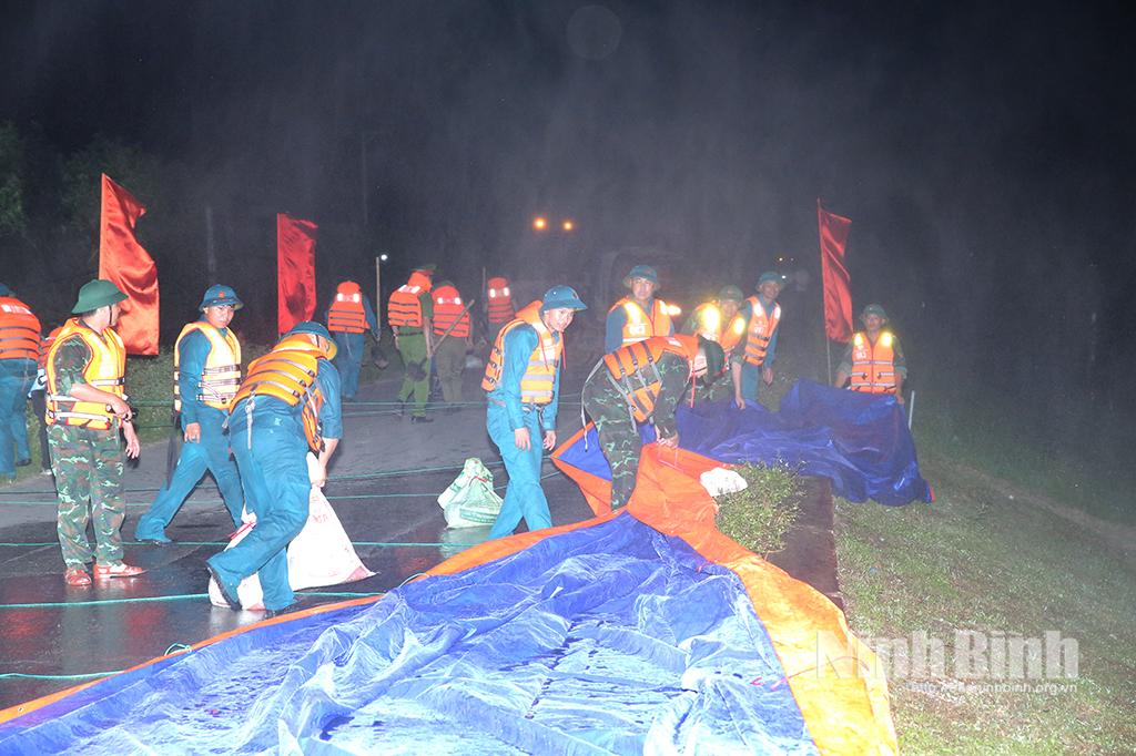 Lực lượng vũ trang phường Vị Khê, tỉnh Ninh Bình phối hợp với các lực lượng chức năng diễn tập xử trí tình huống chống sạt trượt mái đê Hữu Hồng.