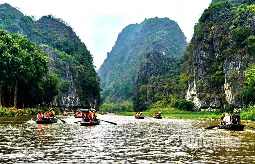 Du khách tham quan, trải nghiệm Khu du lịch Tam Cốc-Bích Động, phường Nam Hoa Lư. Ảnh: Thanh Thúy