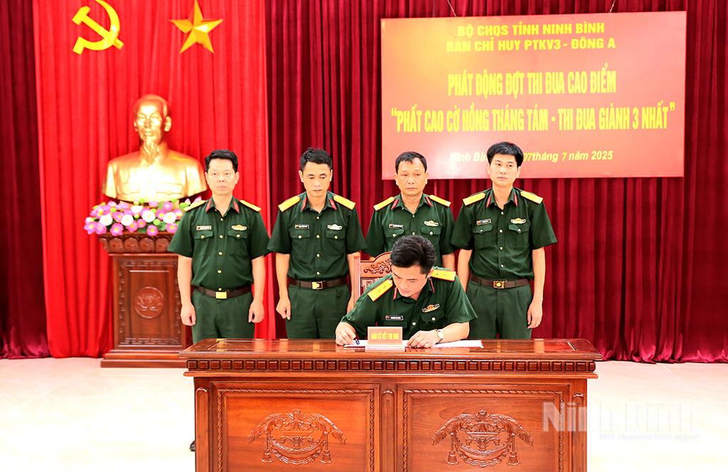 Các phòng ban, cơ quan Ban Chỉ huy PTKV 3 - Đông A ký kết thi đua.