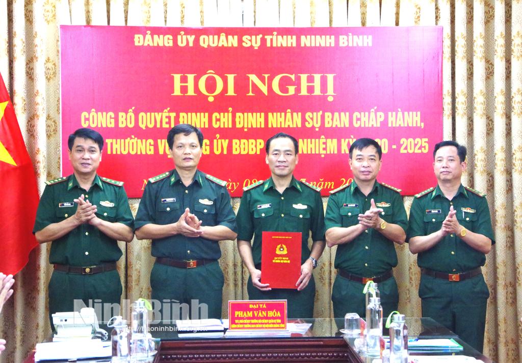 Đại tá Phạm Văn Hoá, Tỉnh uỷ viên, Phó Chỉ huy trưởng Bộ Chỉ huy Quân sự tỉnh kiêm Chỉ huy trưởng Ban Chỉ huy BĐBP tỉnh trao Quyết định chỉ định nhân sự Ban Thường vụ Đảng uỷ BĐBP tỉnh Ninh Bình nhiệm kỳ 2020-2025.