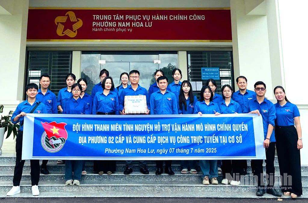 Đội hình thanh niên tình nguyện hỗ trợ vận hành mô hình chính quyền địa phương 2 cấp tại Trung tâm Phục vụ hành chính công phường Nam Hoa Lư.