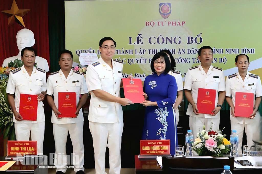 Thứ trưởng Bộ Tư pháp Đặng Hoàng Oanh trao Quyết định thành lập và bổ nhiệm cán bộ Thi hành án dân sự tỉnh Ninh Bình.