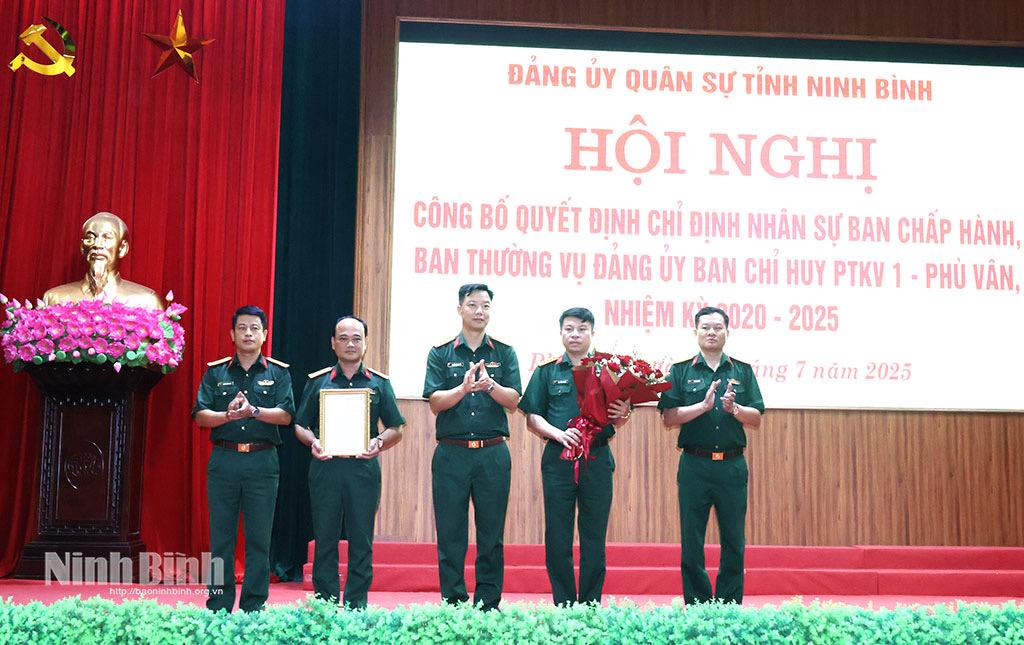 Thượng tá Nguyễn Công Chiến, Phó Chỉ huy trưởng, Tham mưu trưởng Bộ CHQS tỉnh trao Quyết định và tặng hoa chúc mừng Ban Thường vụ Đảng uỷ BCH Phòng thủ khu vực 1-Phù Vân.