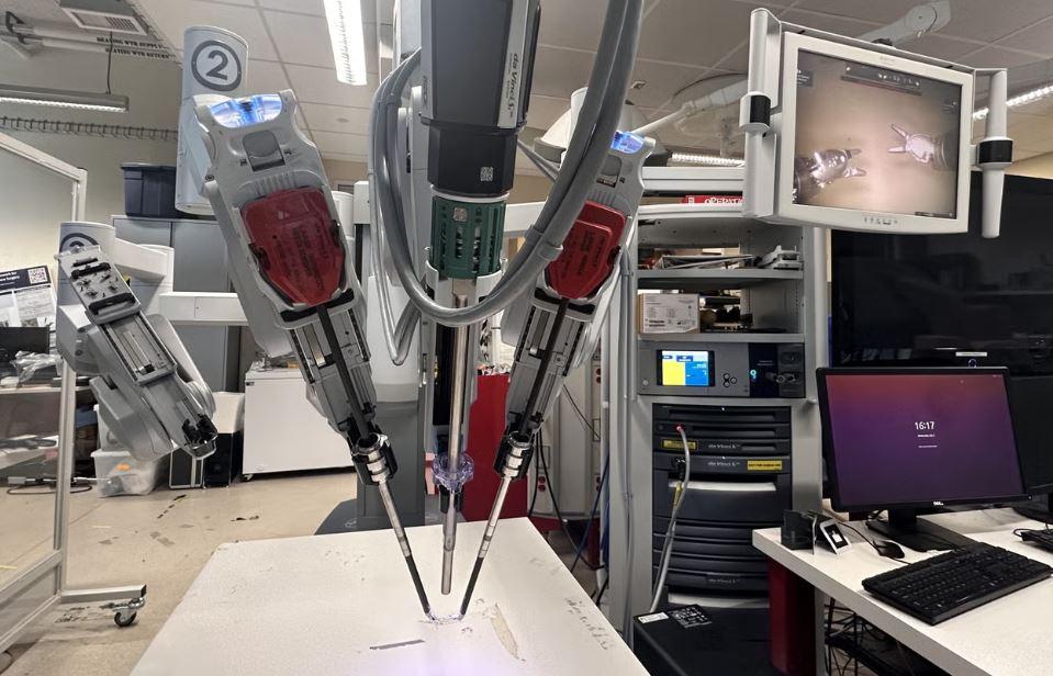 Hệ thống robot phẫu thuật Transformer-Hierarchy, SRT-H, đã tự thực hiện phẫu thuật thực tế với độ chính xác 100%. Ảnh: independent.co.uk