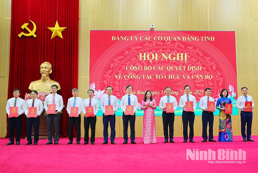 Đồng chí Đinh Thị Lụa, Phó Bí thư Thường trực Tỉnh uỷ, Bí thư Đảng uỷ các cơ quan Đảng tỉnh trao Quyết định thành lập 12 tổ chức cơ sở đảng trực thuộc Đảng bộ các cơ quan Đảng tỉnh.