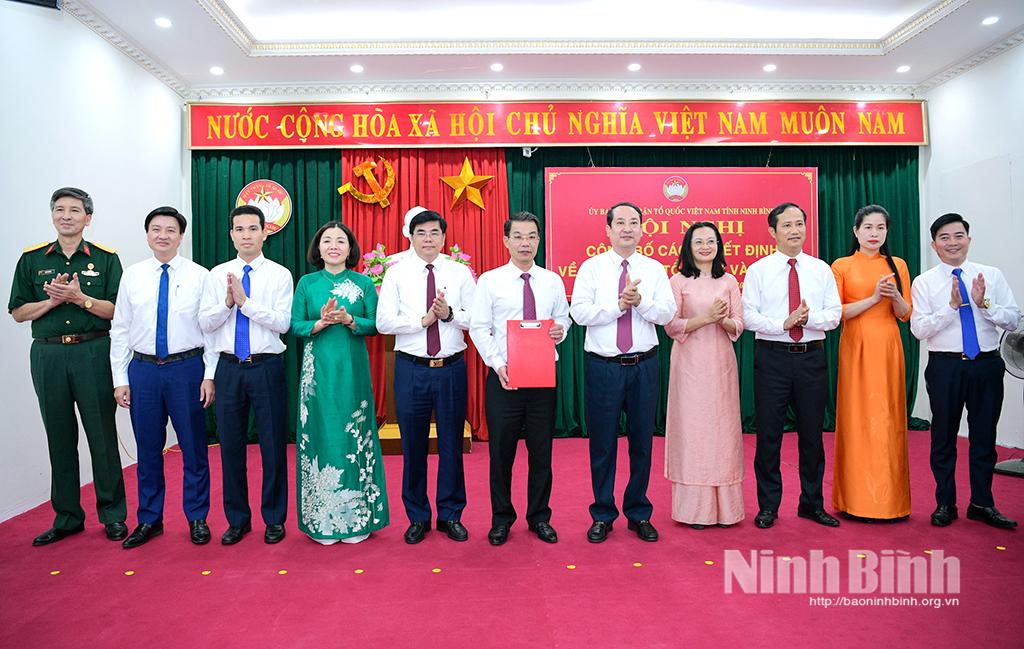 Đồng chí Mai Văn Tuất, Phó Bí thư Tỉnh uỷ, Chủ tịch Uỷ ban MTTQ Việt Nam tỉnh trao Quyết định thành lập cơ quan Uỷ ban MTTQ Việt Nam tỉnh.