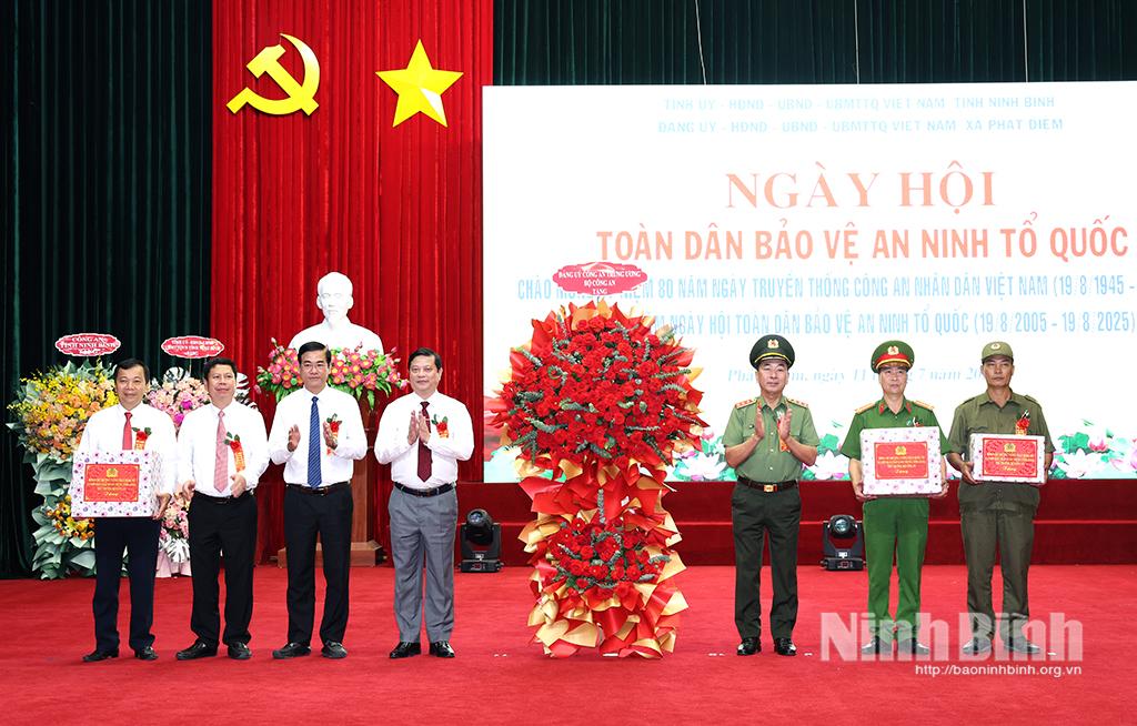 Đồng chí Thứ trưởng Bộ Công an Trần Quốc Tỏ tặng hoa chúc mừng Ngày hội Toàn dân bảo vệ an ninh Tổ quốc năm 2025 tại xã Phát Diệm.
