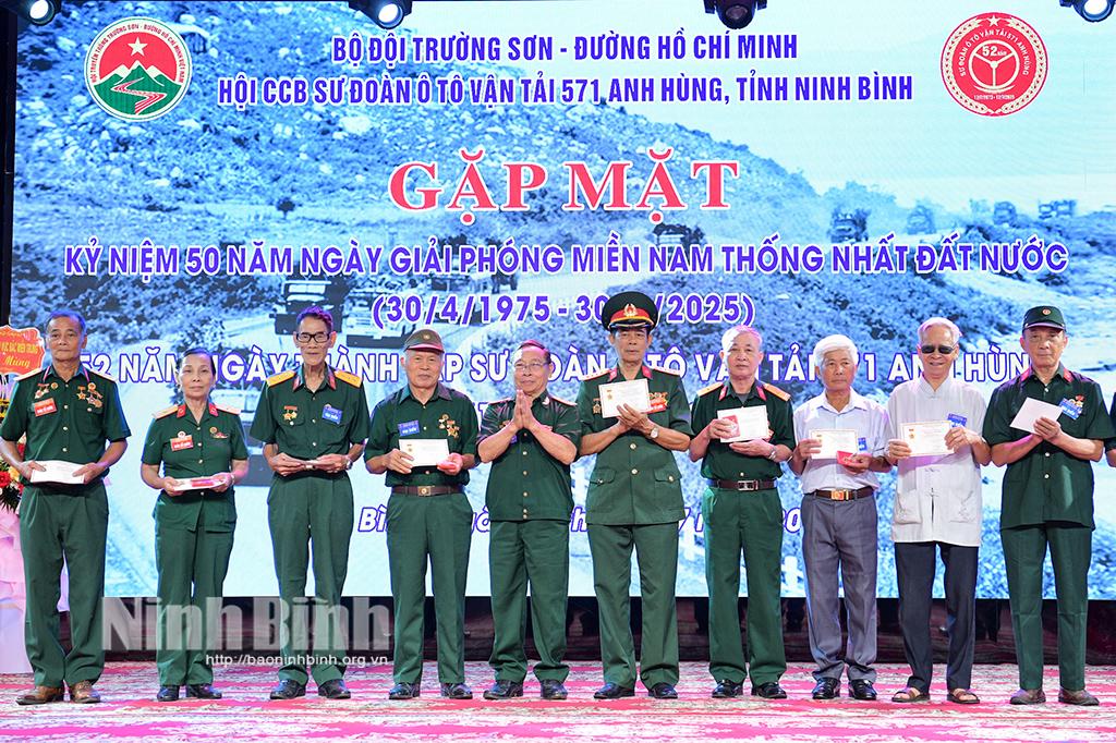 Ban Liên lạc Cựu chiến binh Sư đoàn Ô tô vận tải 571 tỉnh trao kỷ niệm chương "Chiến sĩ Trường Sơn-đường Hồ Chí Minh Anh hùng” cho các hội viên.