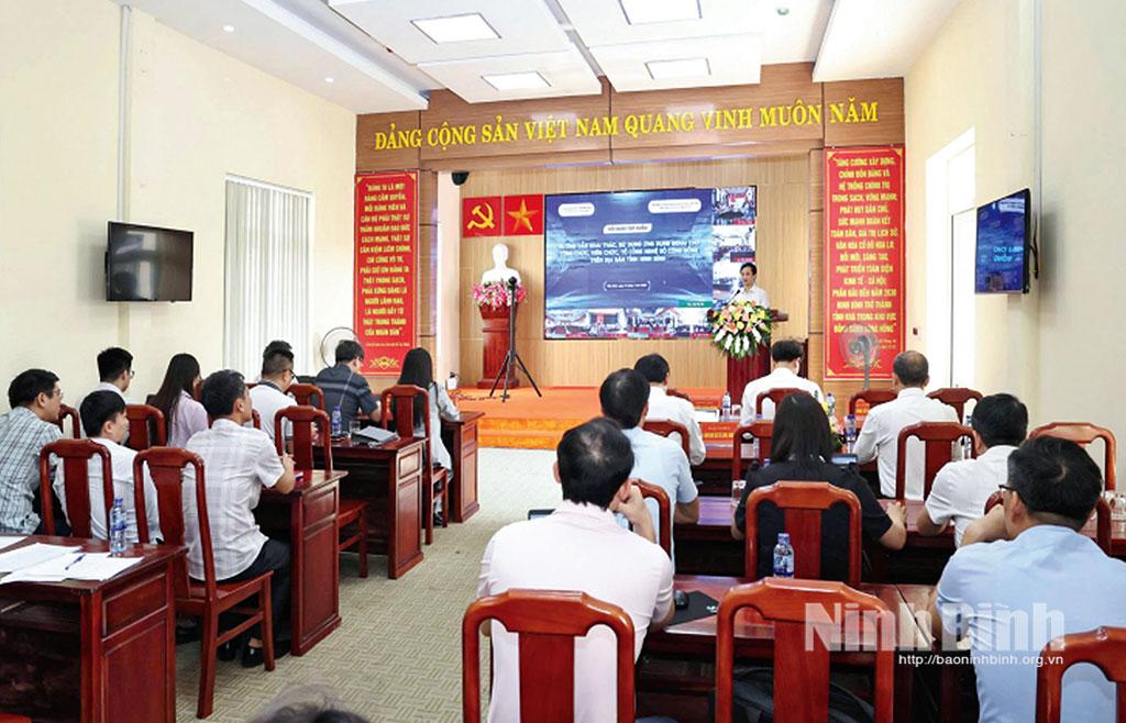 Quang cảnh lớp tập huấn hướng dẫn khai thác, sử dụng ứng dụng GenAI cho đại diện công chức, viên chức, Tổ công nghệ số cộng đồng trên địa bàn tỉnh do Sở Khoa học và Công nghệ phối hợp với Viện Sáng tạo và Chuyển đổi số tổ chức. Ảnh: Minh Quang