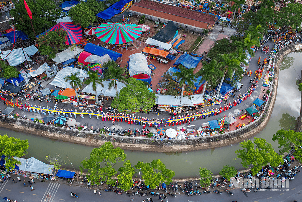 Toàn cảnh lễ hội chùa Keo - Hành Thiện, xã Xuân Hồng nhìn từ trên cao.