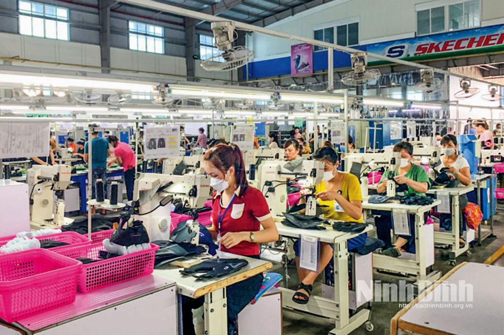 Sản xuất giày xuất khẩu tại Công ty Ever Great, CCN Gia Vân (xã Gia Vân).