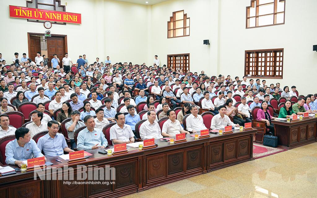 Các đại biểu dự hội nghị tiếp xúc cử tri.