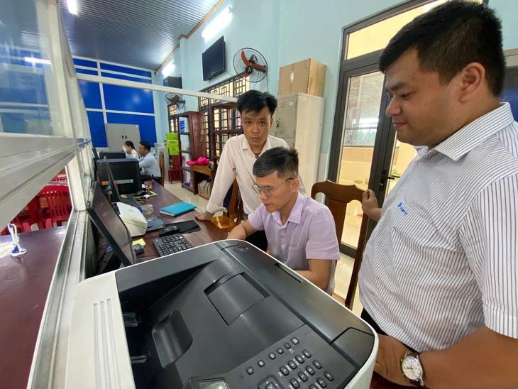 Nhân viên VNPT (bên phải) hỗ trợ cán bộ xã ở Đà Nẵng vận hành trung tâm dịch vụ hành chính - Ảnh: B.D.