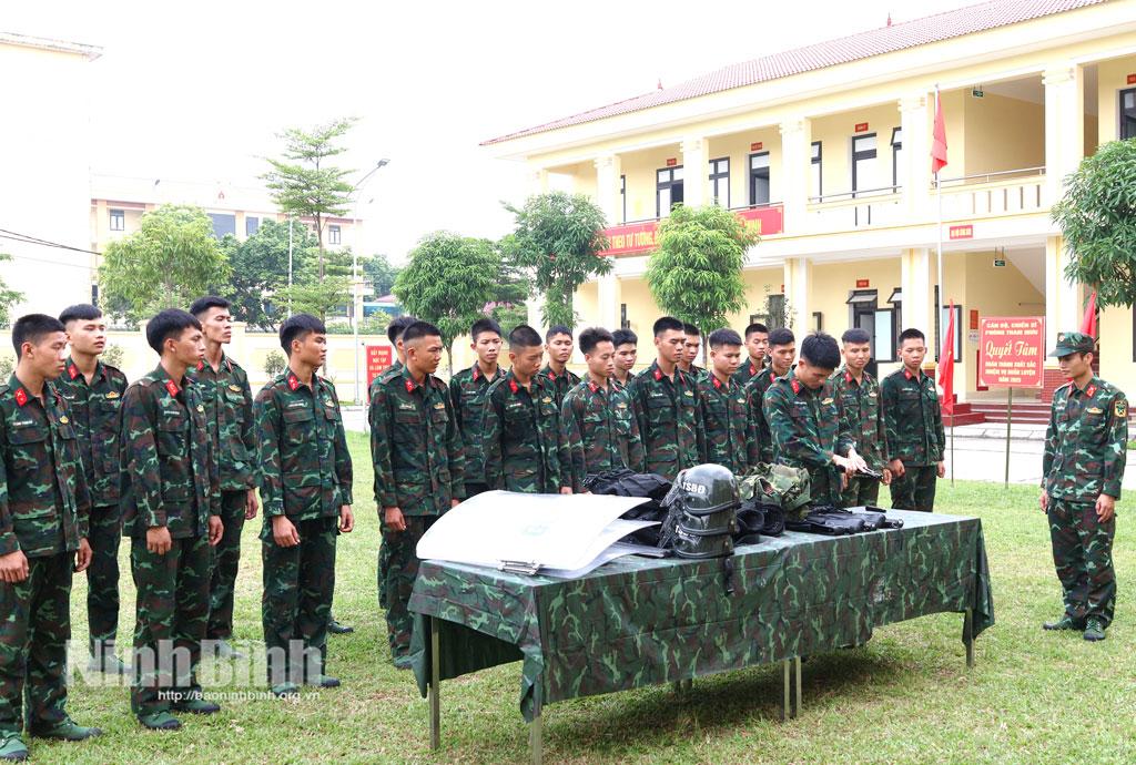 Huấn luyện bổ sung đối với hạ sĩ quan - binh sĩ tại Đại đội Trinh sát cơ giới.