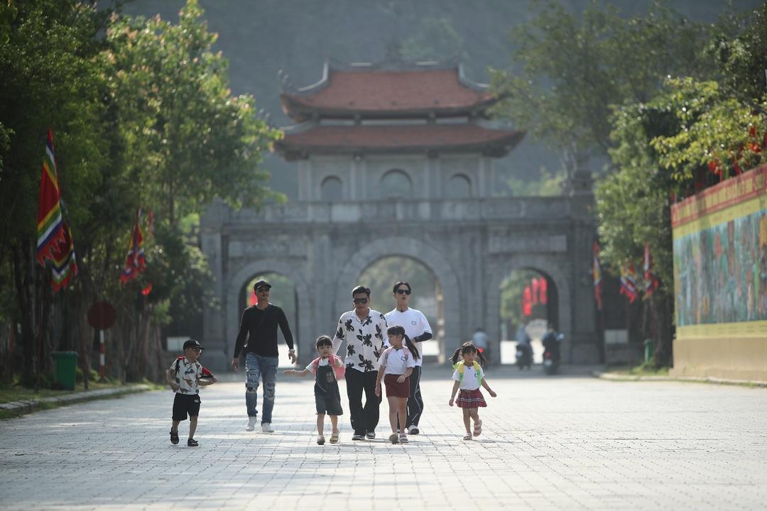 Các cặp bố con của chương trình "Bố ơi mình đi đâu thế? 2025" đến Ninh Bình.