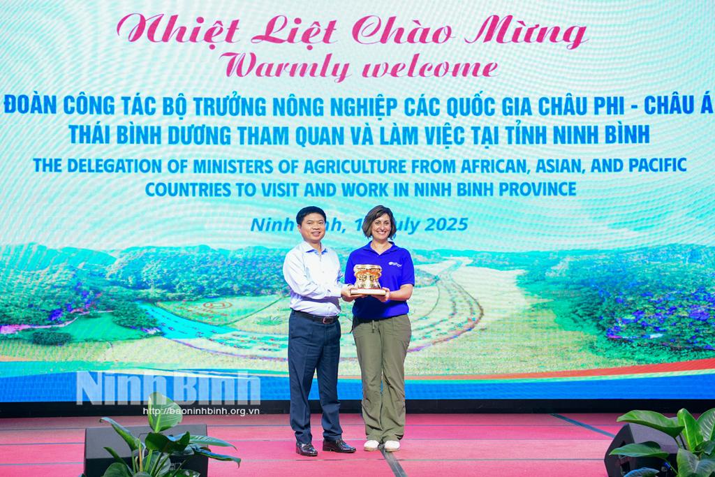 Đồng chí Trương Quốc Huy, Bí thư Tỉnh uỷ, Trưởng Đoàn ĐBQH tỉnh tặng quà lưu niệm cho đại diện đoàn công tác.