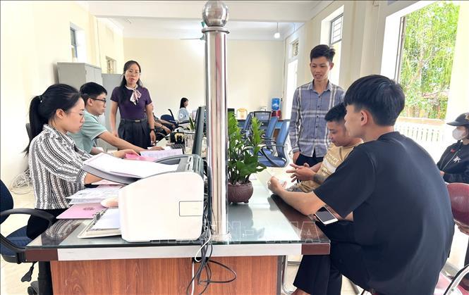 Người dân đến làm thủ tục hành chính tại xã Liên Sơn, tỉnh Lào Cai. Ảnh: TTXVN