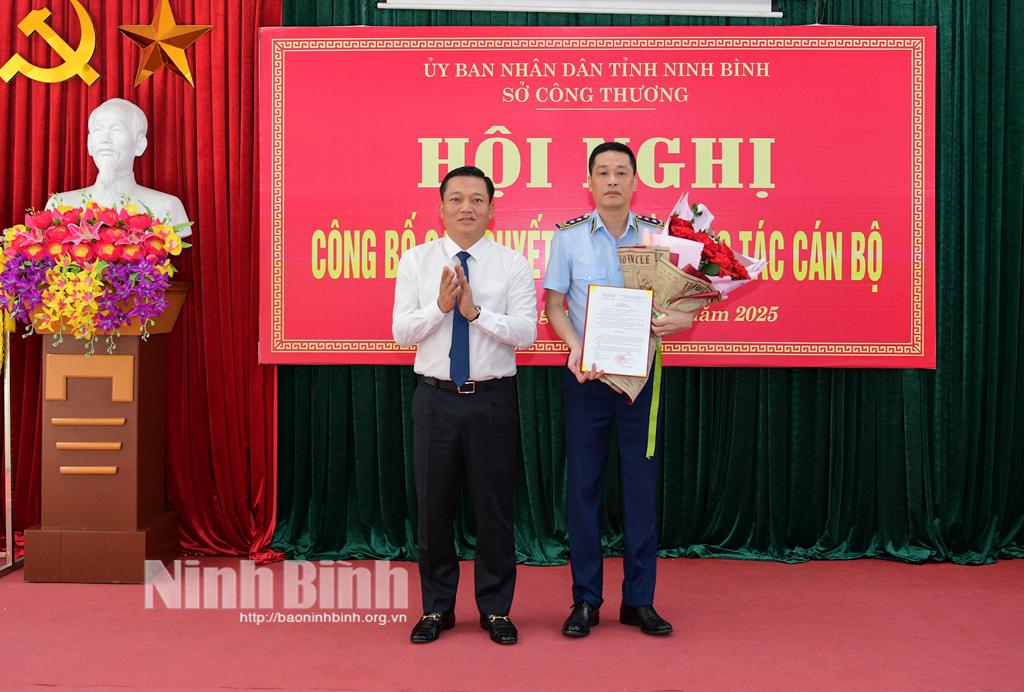 Đồng chí Nguyễn Cao Sơn, Tỉnh ủy viên, Phó Chủ tịch UBND tỉnh trao Quyết định của UBND tỉnh Ninh Bình bổ nhiệm ông Phan Thế Anh.