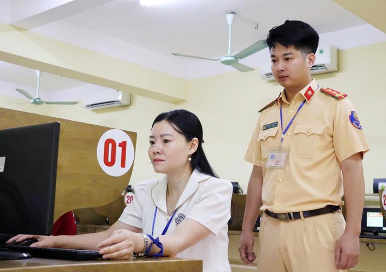 Lực lượng CSGT Hà Nội sát hạch cấp giấy phép lái xe. Ảnh: TPO