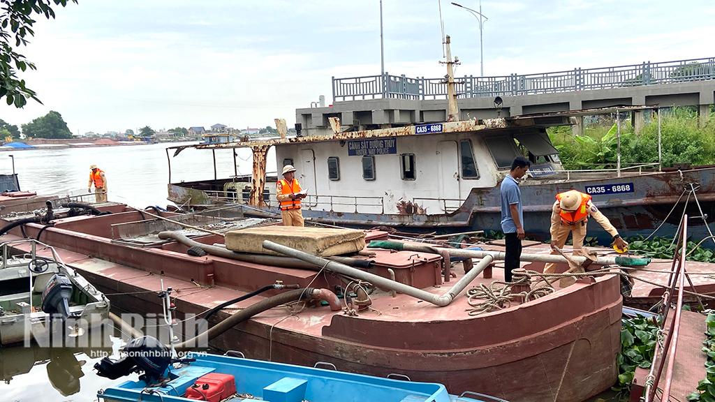 Cán bộ Đội Cảnh sát đường thủy số 1 đo hiện trường thuyền vi phạm khai thác cát trái phép.