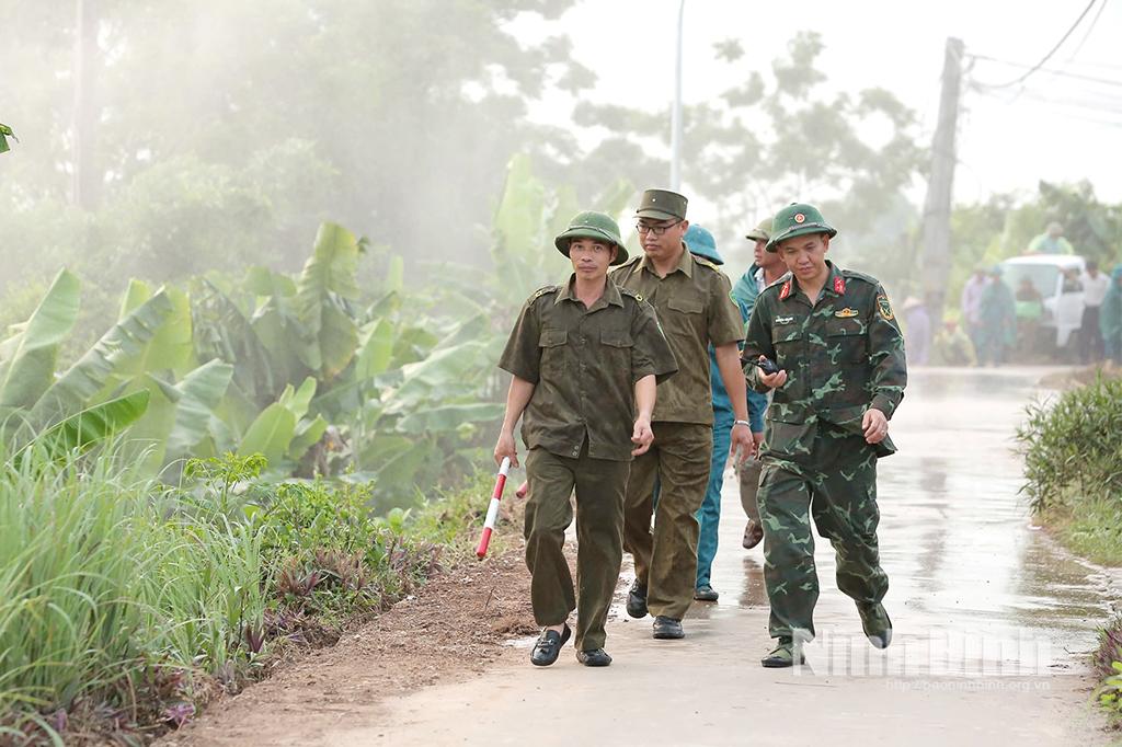 Lực lượng xung kích xã Đồng Thịnh, tỉnh Ninh Bình tuần tra tuyến đê sông Đáy. (Ảnh tư liệu: Hoàng Tuấn)