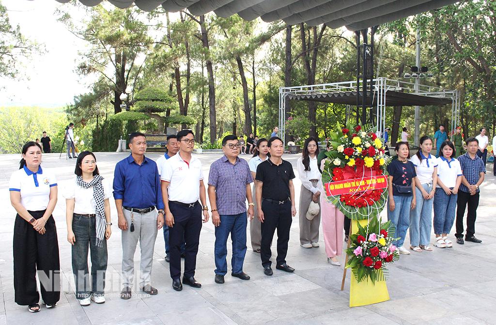 Hội Doanh nhân trẻ Hà Nam - Ninh Bình - Nam Định dâng hoa, dâng hương tưởng niệm, tri ân các anh hùng liệt sĩ tại Nghĩa trang Liệt sĩ Quốc gia Trường Sơn (Quảng Trị).