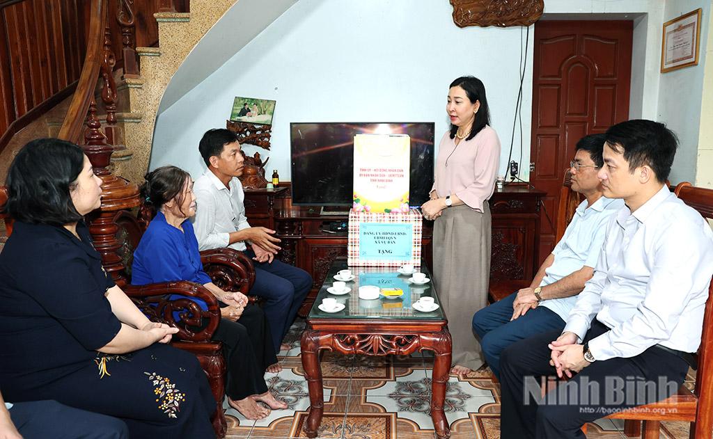 Đồng chí Phó Bí thư Thường trực Tỉnh ủy cùng đoàn đến thăm gia đình bà Trần Thị Ninh, vợ liệt sĩ ở đội 9, xóm 3.