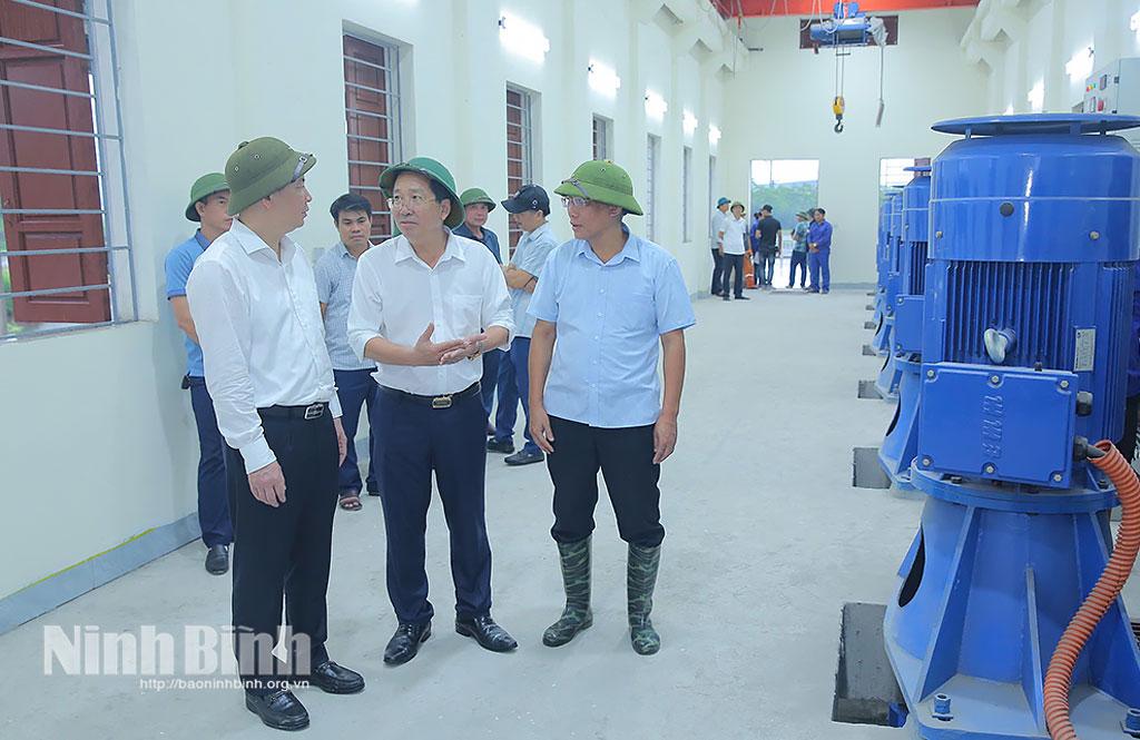 Lãnh đạo Ban Quản lý Khu kinh tế và các KCN tỉnh kiểm tra công tác vận hành Trạm bơm Cống Cái phục vụ tiêu úng cho KCN Khánh Phú.