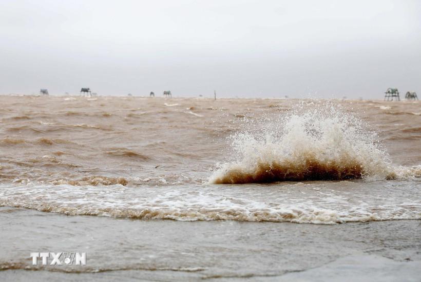 Bão số 3 gây mưa và sóng biển dâng cao tại khu vực xã Đồng Châu (Hưng Yên). (Ảnh: Thế Duyệt/TTXVN)