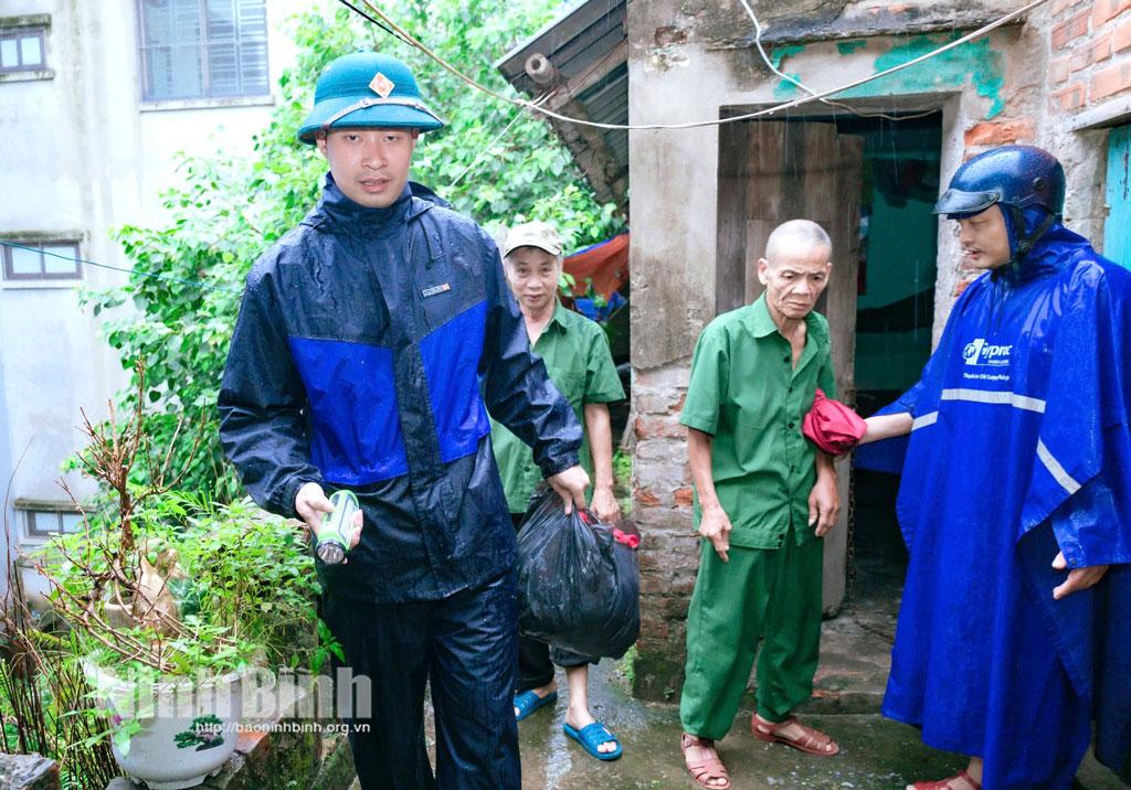 Lực lượng chức năng hỗ trợ người dân di dời tới nơi tránh trú an toàn.