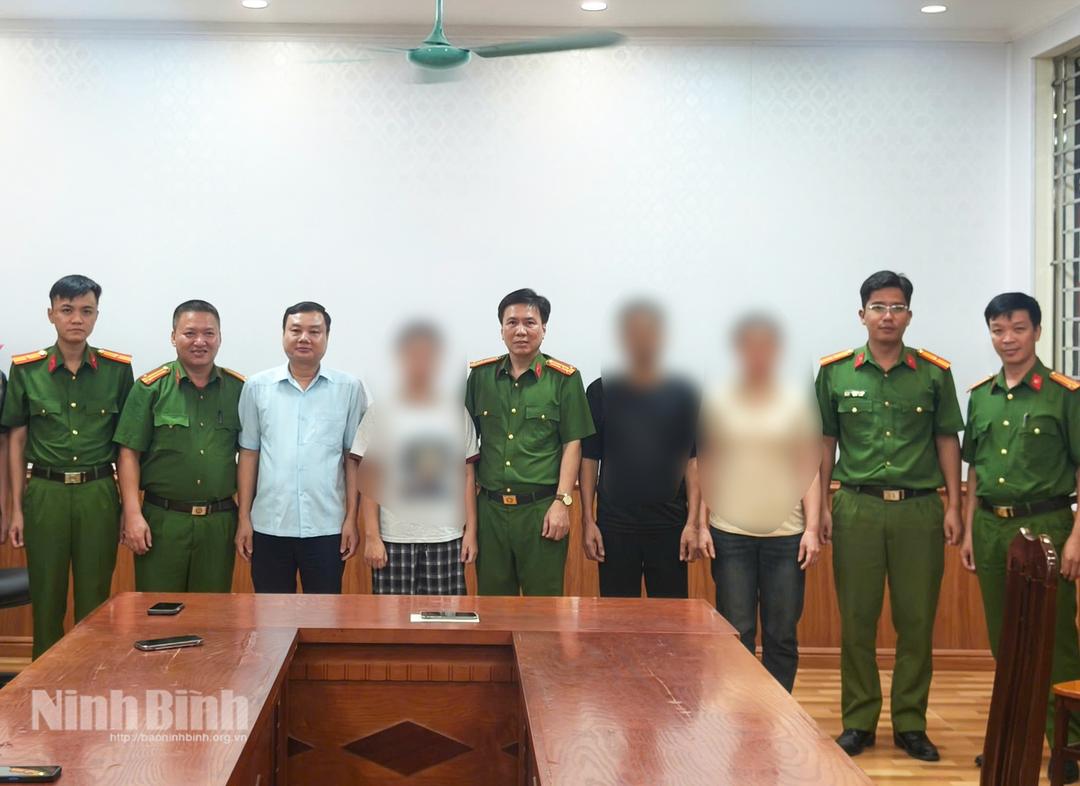 Lực lượng công an xã Thanh Lâm đưa nữ sinh P an toàn trở về với gia đình.