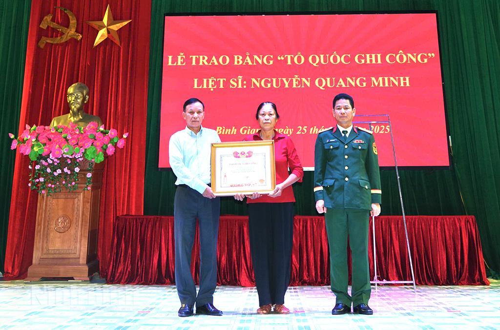 Lãnh đạo Bộ CHQS tỉnh trao Bằng ''Tổ quốc ghi công'' liệt sĩ Nguyễn Quang Minh cho thân nhân liệt sĩ.