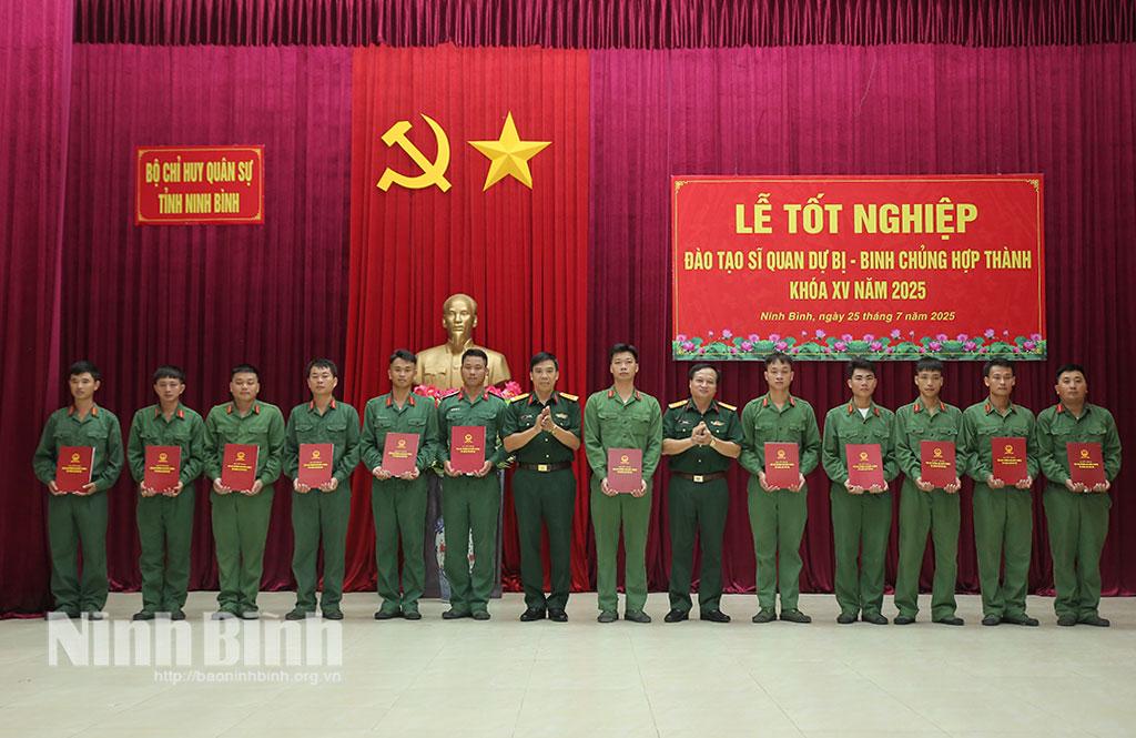 Các đồng chí lãnh đạo Bộ CHQS tỉnh, Trường Quân sự Quân khu 3 trao Chứng chỉ đào tạo sĩ quan dự bị cho các học viên.