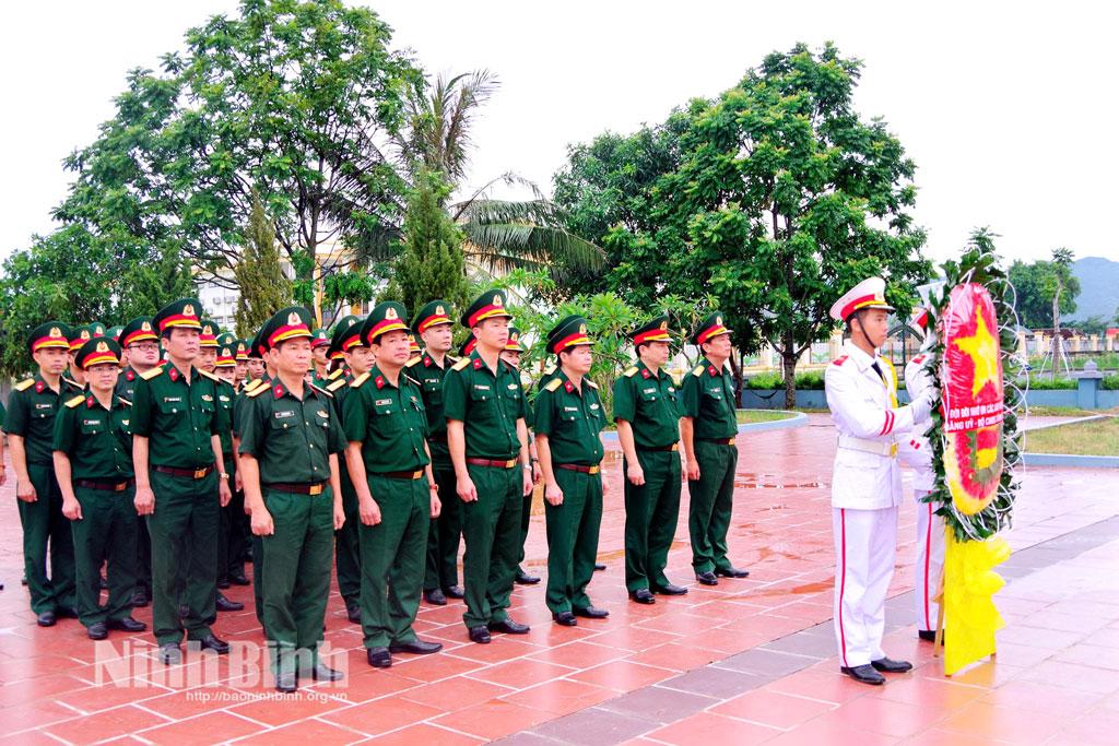 Đoàn đại biểu Bộ CHQS tỉnh dâng hương tại Đài tưởng niệm các anh hùng liệt sĩ tại Nghĩa trang liệt sĩ Ninh Nhất, phường Hoa Lư.