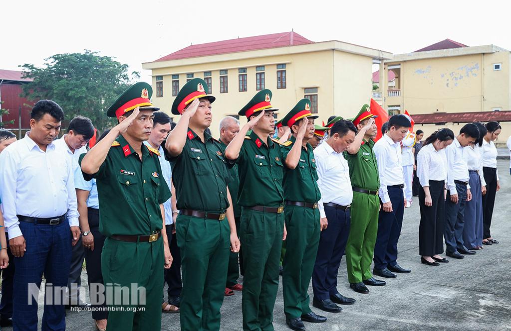 Lãnh đạo Ban Chỉ huy PTKV 3 - Đông A và phường Mỹ Lộc tổ chức dâng hương tưởng niệm các anh hùng liệt sĩ.