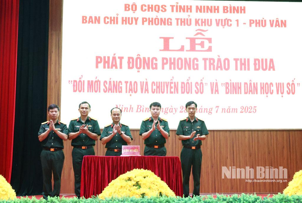 Lãnh đạo Ban Chỉ huy Phòng thủ khu vực 1 - Phù Vân cùng các đơn vị ký kết giao ước thi đua.