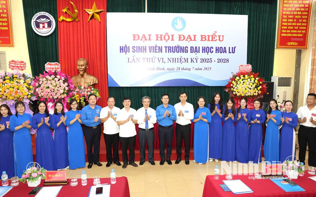 Các đại biểu chụp ảnh lưu niệm với Ban Chấp hành Hội sinh viên Trường Đại học Hoa Lư khóa VI, nhiệm kỳ 2025-2028.