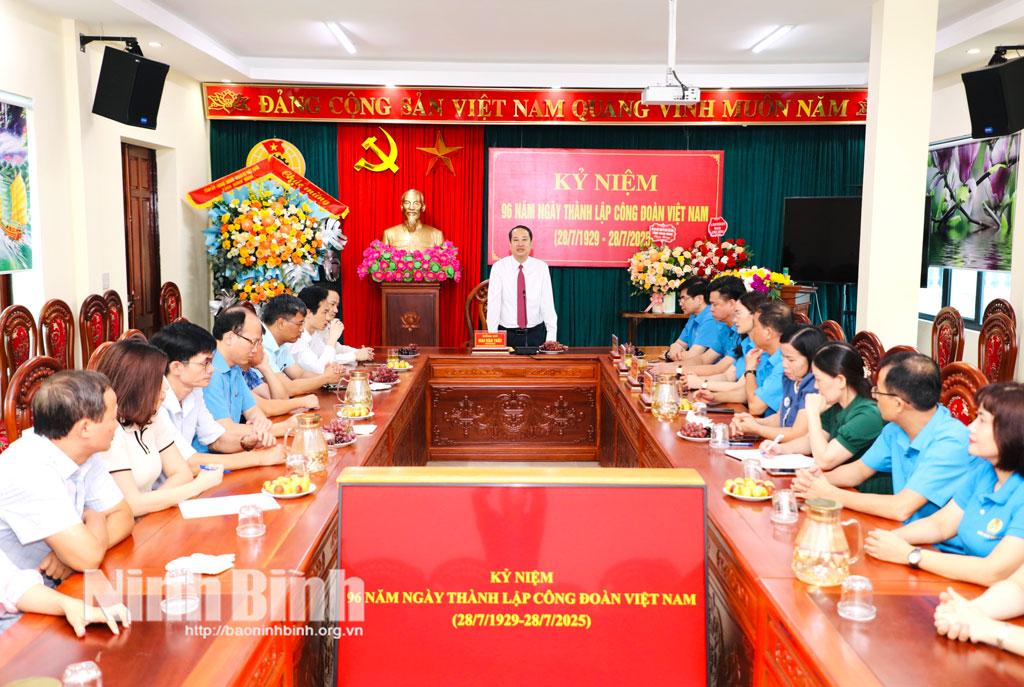 Đồng chí Mai Văn Tuất, Phó Bí thư Tỉnh ủy, Chủ tịch Ủy ban MTTQ Việt Nam tỉnh phát biểu chúc mừng.