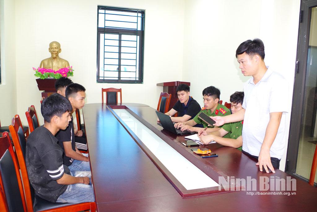 Các đối tượng cùng tang vật tại Cơ quan Công an.