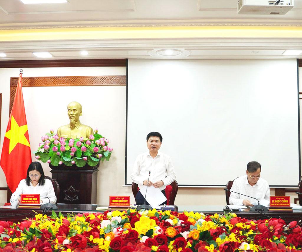 Đồng chí Trương Quốc Huy, Bí thư Tỉnh ủy, Trưởng Đoàn đại biểu Quốc hội tỉnh phát biểu chỉ đạo tại Hội nghị.