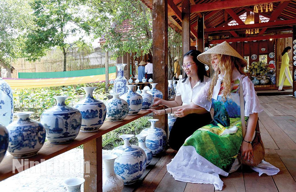 Khách du lịch tham quan, tìm hiểu sản phẩm Gốm Bồ Bát tại mô hình không gian trưng bày làng nghề truyền thống Ninh Bình (Khu du lịch Tam Cốc - Bích Động), phường Nam Hoa Lư.