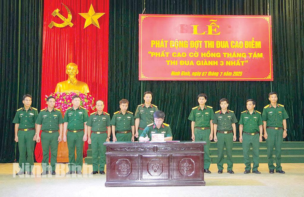 Bộ CHQS tỉnh phát động đợt thi đua cao điểm “Phất cao cờ hồng tháng Tám - thi đua giành 3 nhất”. Ảnh: Hồng Nam