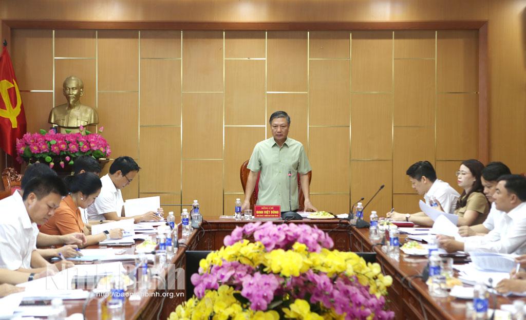 Đồng chí Đinh Việt Dũng, Ủy viên BTV Tỉnh ủy, Trưởng Ban Tổ chức Tỉnh ủy chủ trì hội nghị duyệt chương trình Đại hội đại biểu Đảng bộ các phường: Lý Thường Kiệt, Kim Thanh, Kim Bảng, Tam Chúc, Nguyễn Úy, Lê Hồ.