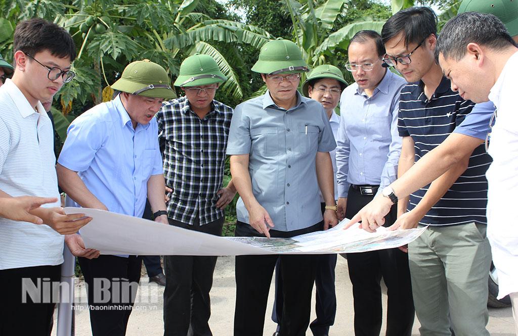 Đồng chí Trần Anh Dũng, Ủy viên BTV Tỉnh ủy, Phó Chủ tịch UBND tỉnh khảo sát dự án tại xã Ý Yên.