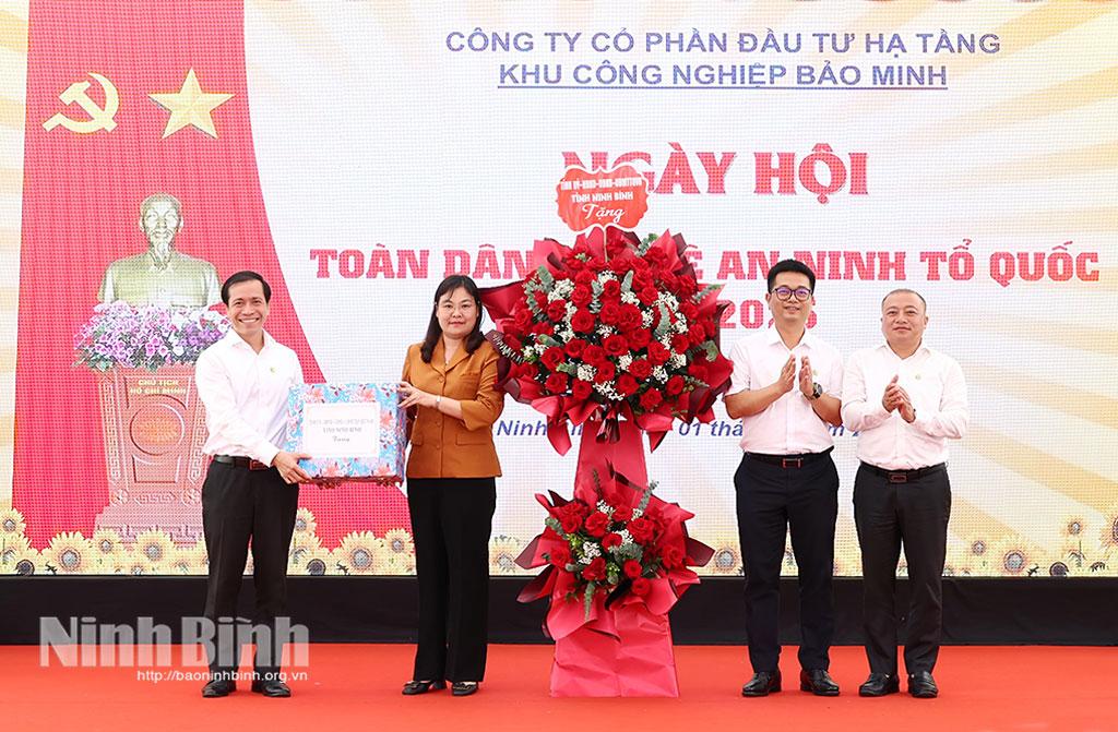 Đồng chí Hà Lan Anh, Tỉnh ủy viên, Phó Chủ tịch UBND tỉnh tặng hoa và quà chúc mừng Ngày hội.