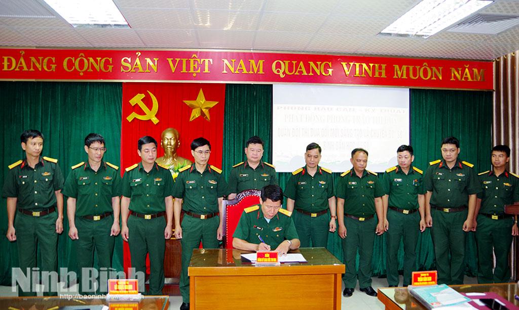 Các cơ quan, đơn vị thuộc Phòng phòng Hậu cần Kỹ thuật (Bộ CHQS tỉnh) ký giao ước thi đua.